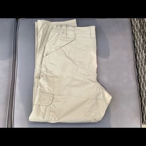 Mens khaki tactical pant. 36/30 new with out tags. Never worn.